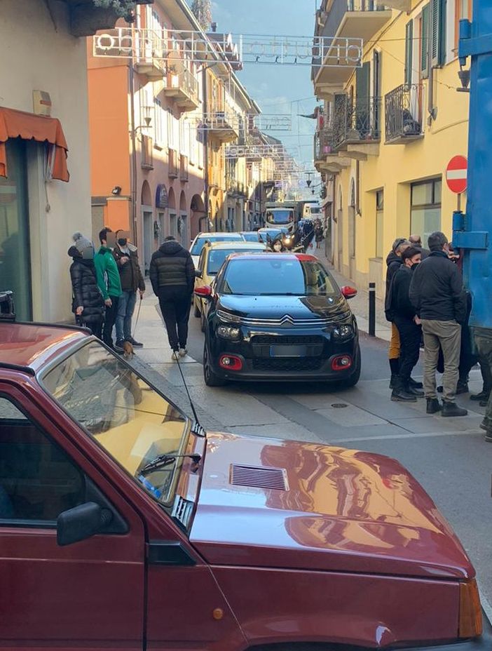 A Omegna traffico in tilt tra via Manzoni e via Mazzini