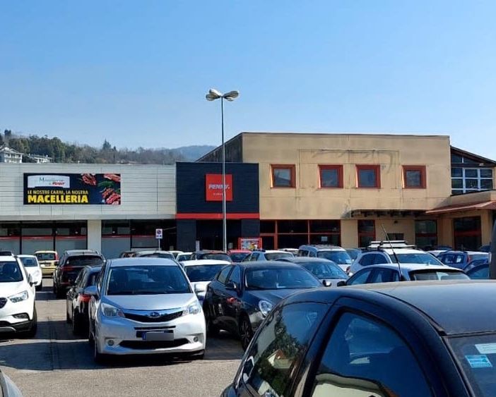 Parcheggi selvaggi a Verbania? Esplode (anche via social) il “caso Penny”