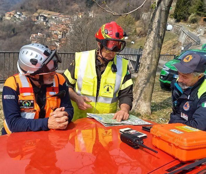 Continuano le operazioni di spegnimento e bonifica dei roghi in Valle Strona