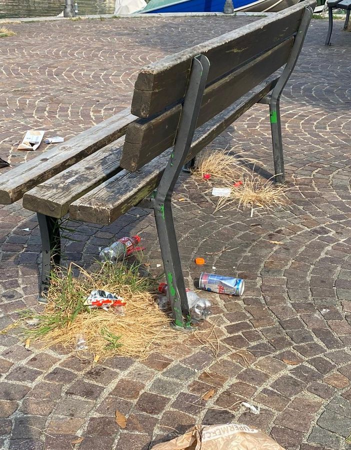 Tuffi pericolosi e immondizia abbandonata all'attracco davanti all'ospedale