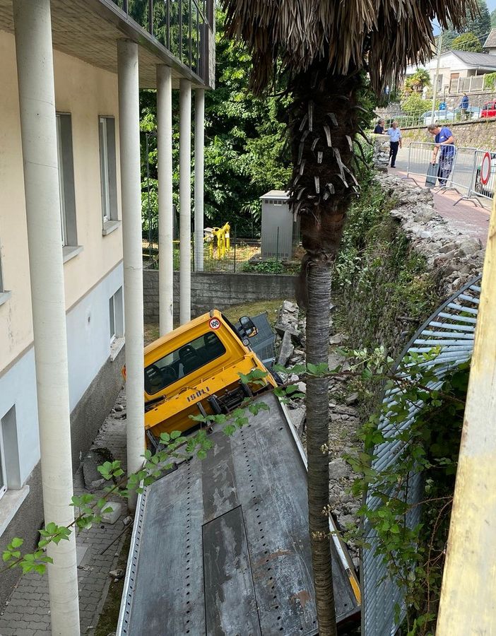 Carroattrezzi sfonda un muretto e cade nel cortile dell'Avis