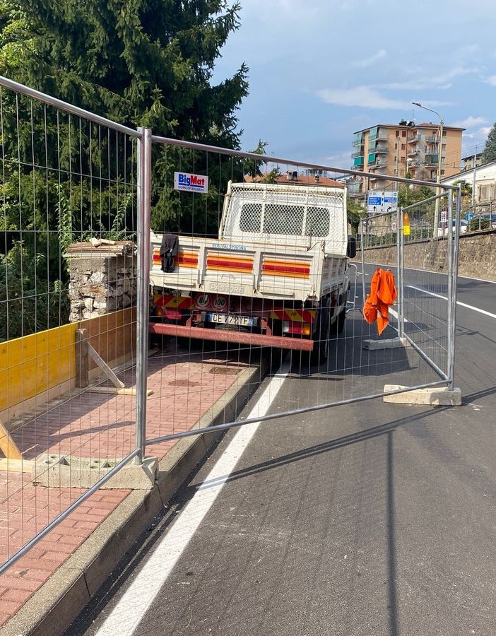 Al laboratorio analisi ripristino del muretto distrutto da un carro attrezzi a giugno