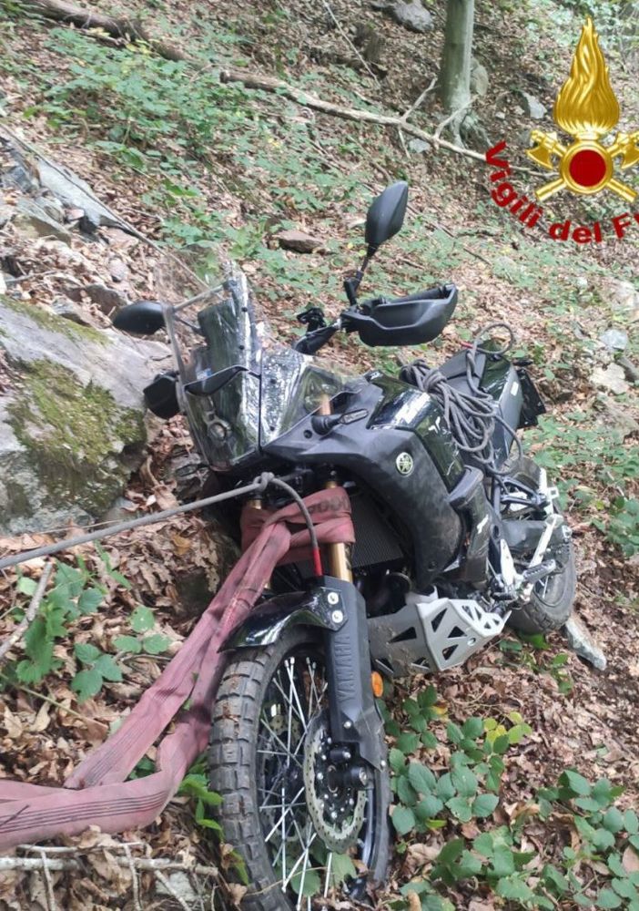 Sbaglia strada e resta bloccato con la moto nel bosco: intervengono i vigili del fuoco