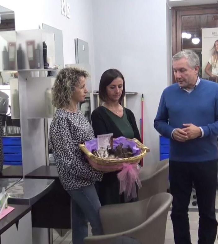 Trecce di capelli in cambio di parrucche da donare a pazienti oncologici