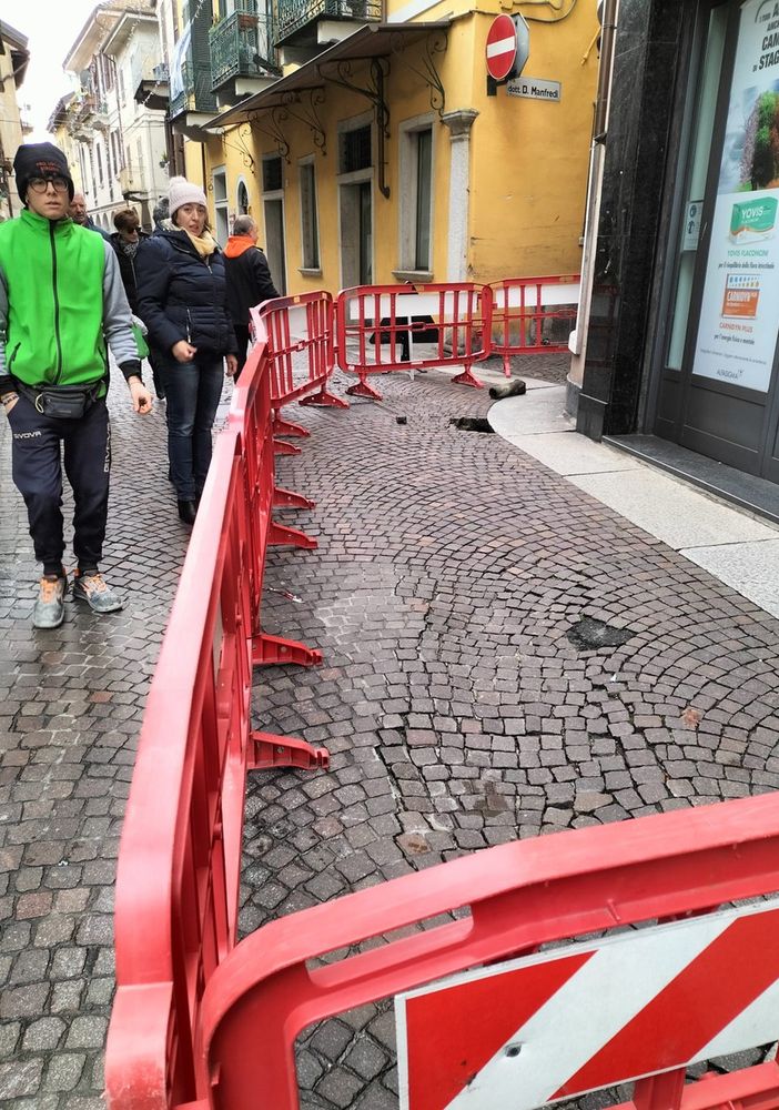 Voragine in via Alberganti, al lavoro i tecnici di Acqua Novara Vco