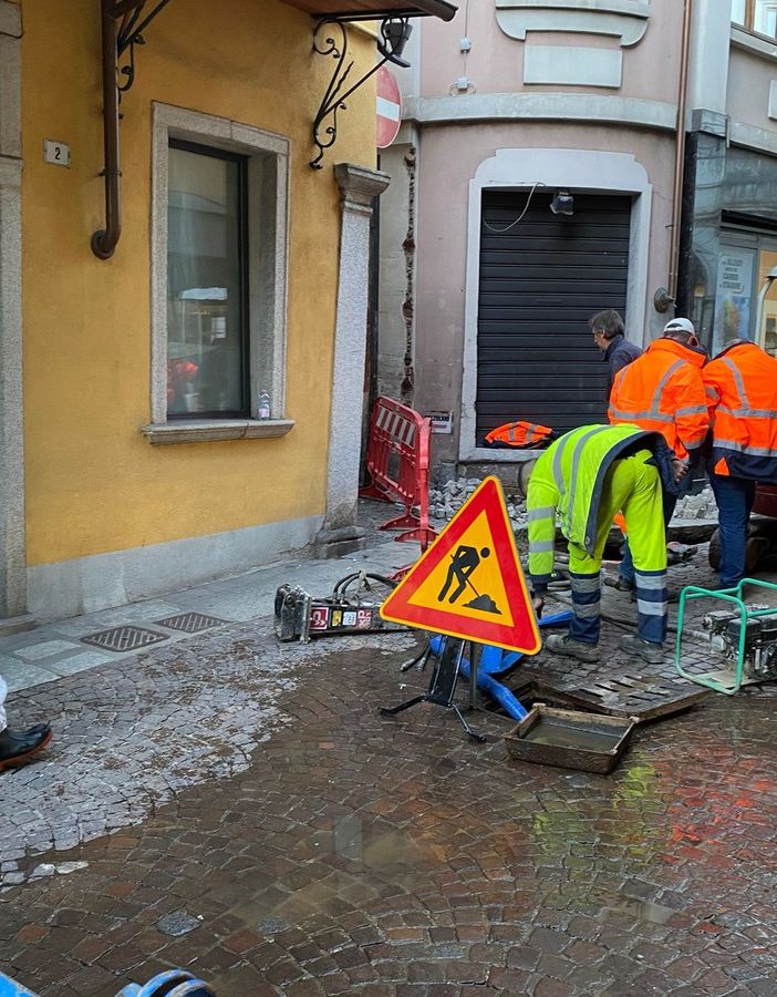 Omegna, individuata la causa del cedimento della strada di via Alberganti