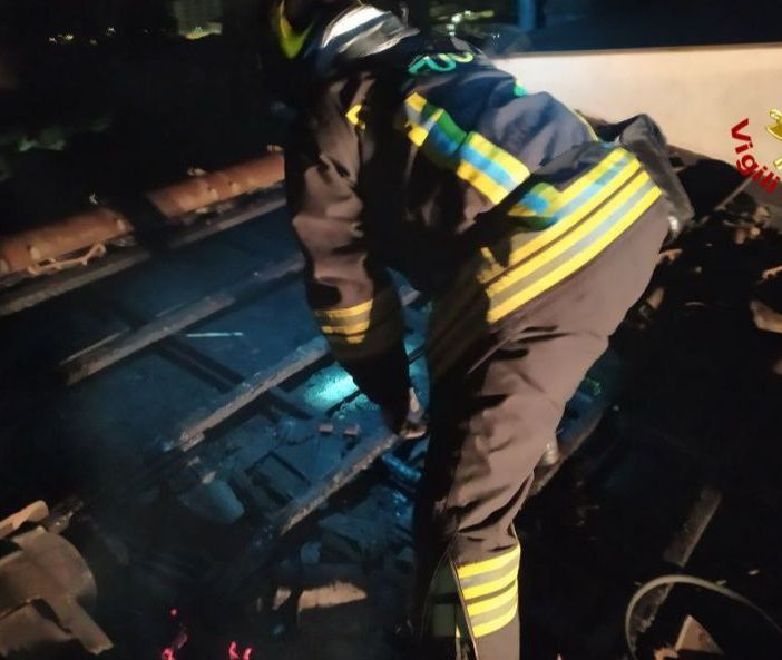 Tetto in fiamme in località Antoliva