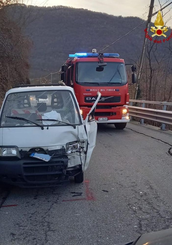 Scontro tra un'auto e un motocarro sulla via per Cossogno