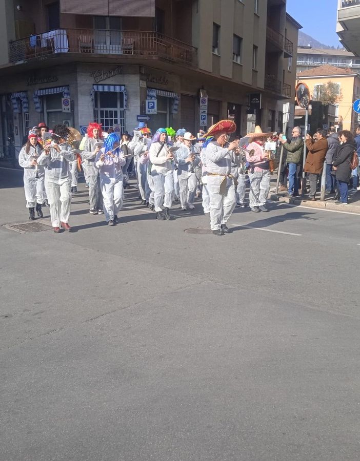 Tanta gente alla sfilata del carnevale di Intra FOTO