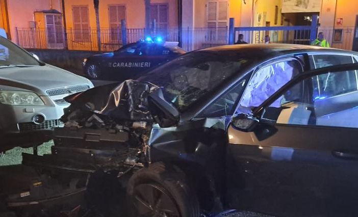 Auto si schianta contro un condominio: passeggero ubriaco e violento immobilizzato col taser e arrestato