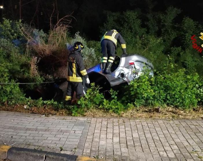 Auto esce di strada e si ribalta, incidente nella notte a Gravellona