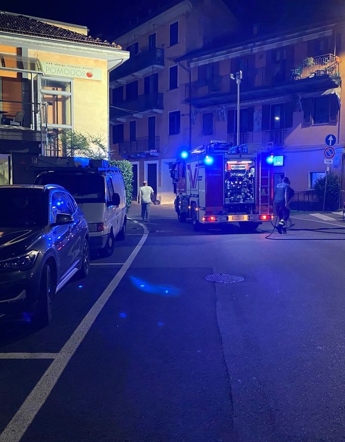 In fiamme il tetto dell'Albergo Ristorante Pizzeria Pomodoro di Omegna FOTO