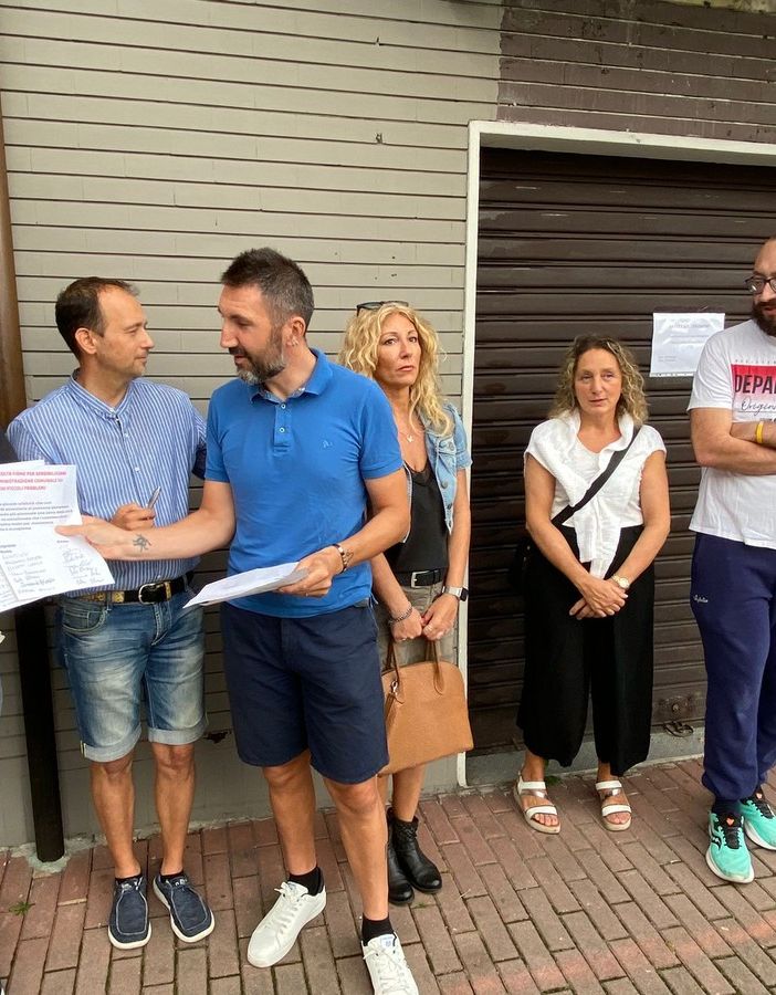Una raccolta di firme per migliorare via Fratelli di Dio
