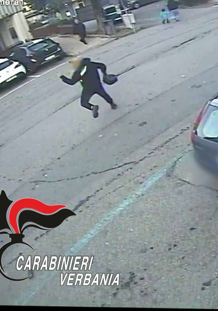 Scippa e deruba per droga e sigarette, l'intervento rapido dei carabinieri porta all'arresto immediato