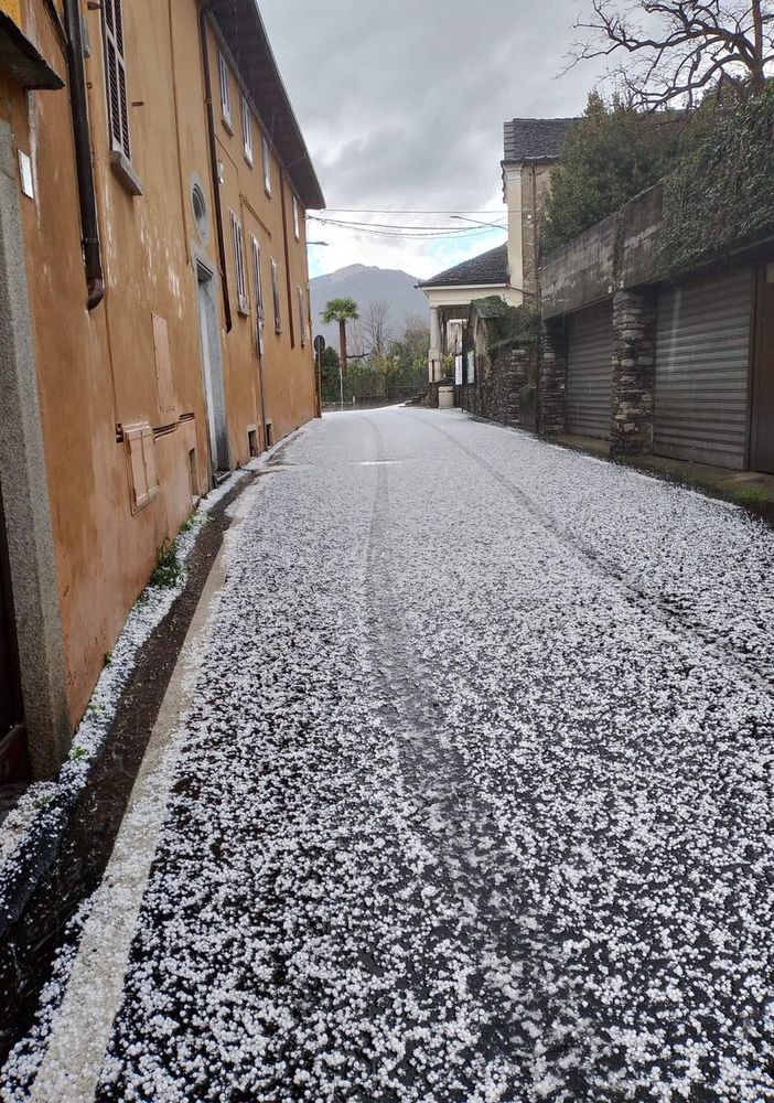 Violenta grandinata nel tardo pomeriggio VIDEO