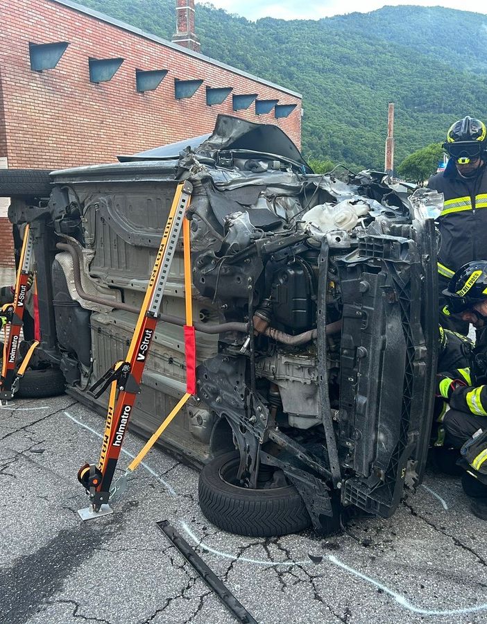 Auto si ribalta di fronte alla ludoteca, ferito il conducente