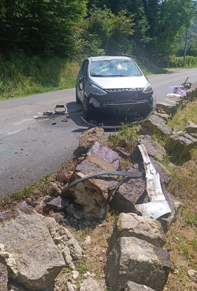 Nonio, auto va sbattere contro un muro