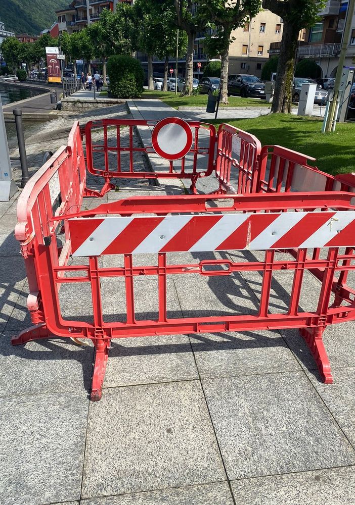 Lavori in corso sul lungolago Buozzi: transenne e sistemazione delle lastre danneggiate