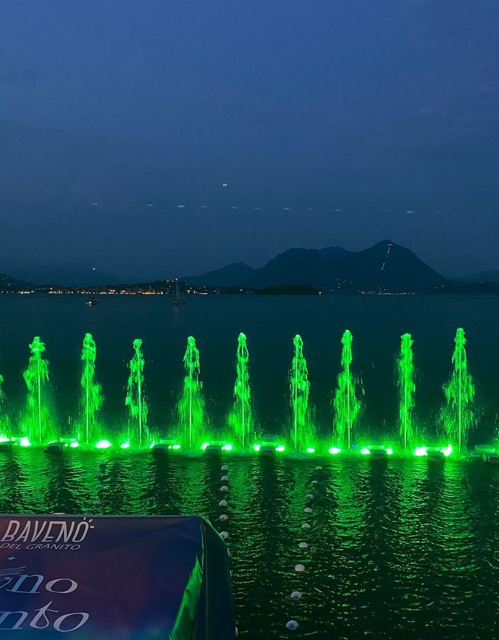 Centinaia di persone hanno affollato il lungolago per l'inaugurazione di Baveno d'incanto VIDEO