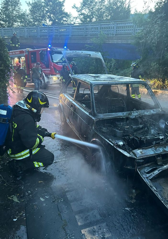 Auto distrutta dalle fiamme in località Brughiere