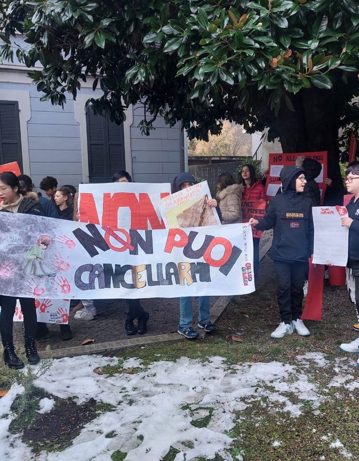 “Non puoi cancellarmi”: i ragazzi del ''Galilei” di Gravellona Toce contro la violenza sulle donne FOTO