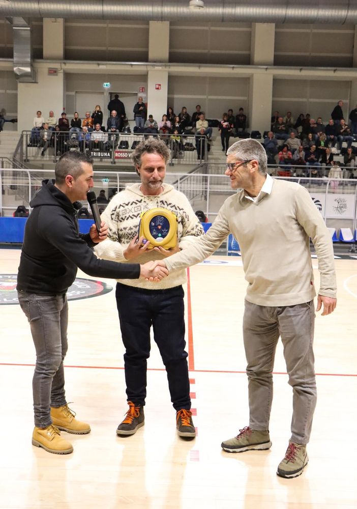 Un dono prezioso: Salvatore Ranieri regala un defibrillatore alla Paffoni Fulgor