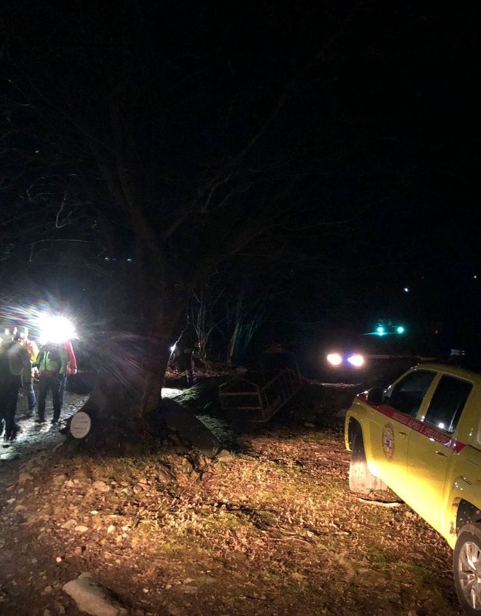 Ritrovato nella notte l’uomo disperso nei boschi di Pedemonte. Durante l'intervento, vandalizzate le auto dei soccorritori