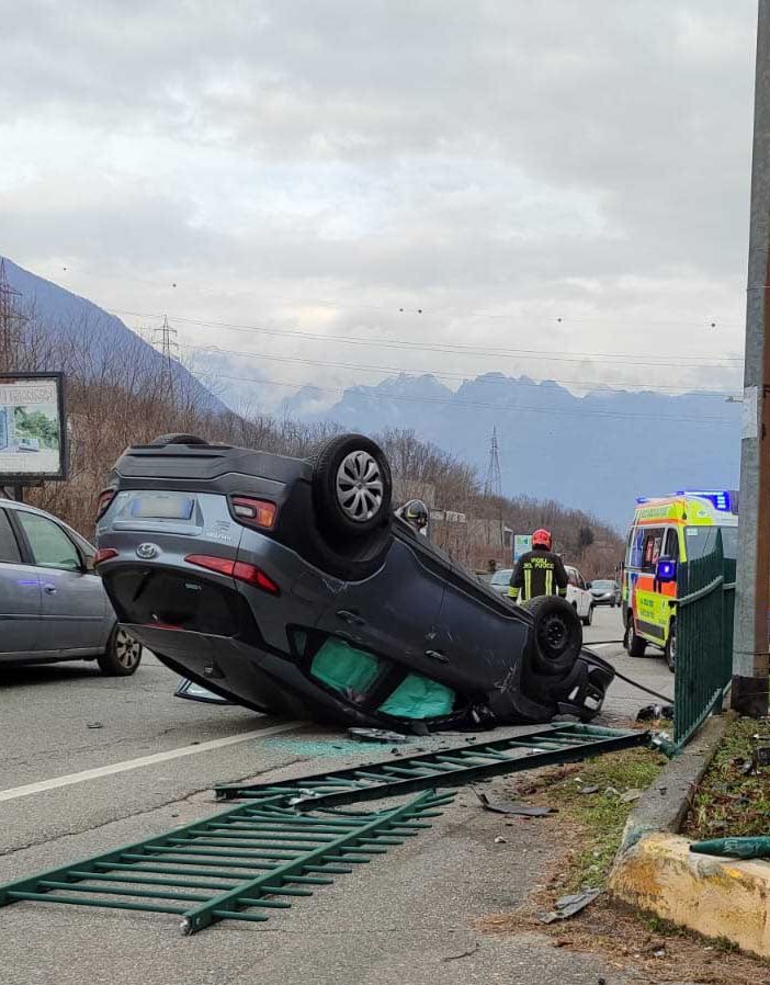 Incidente a Casale Corte Cerro: un'auto ribaltata in via Novara