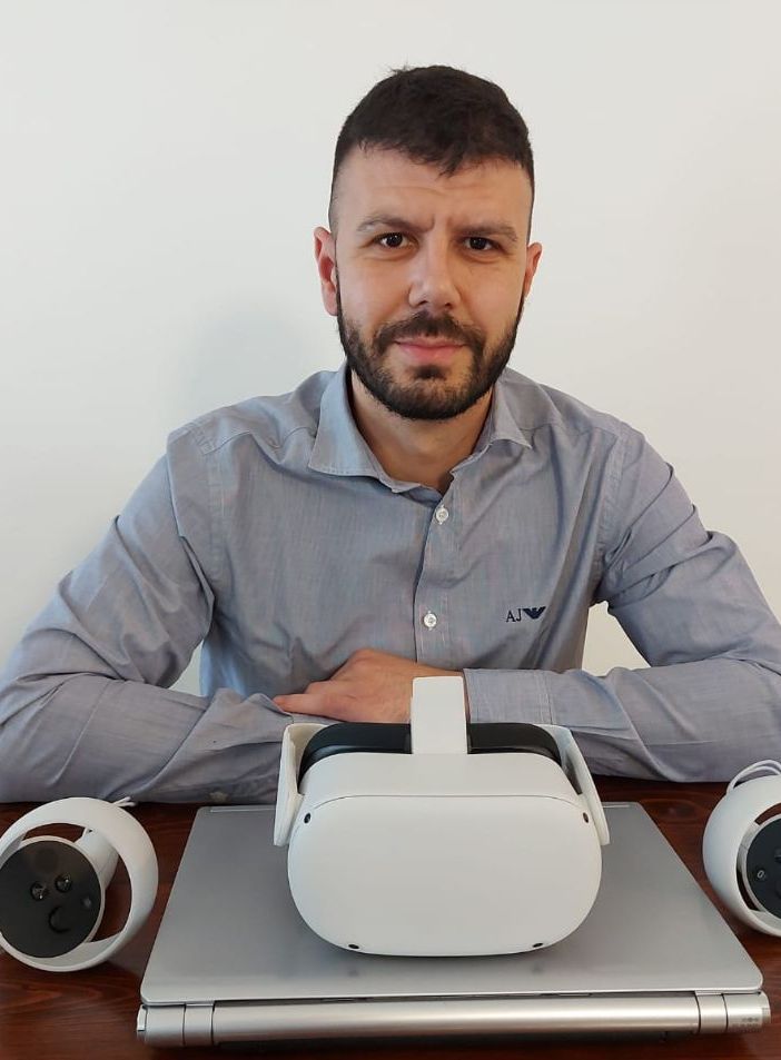 Nella foto il vicepresidente vicario Acli Vco Luca Tallarico con il visore, i controller e il computer utilizzati per il progetto