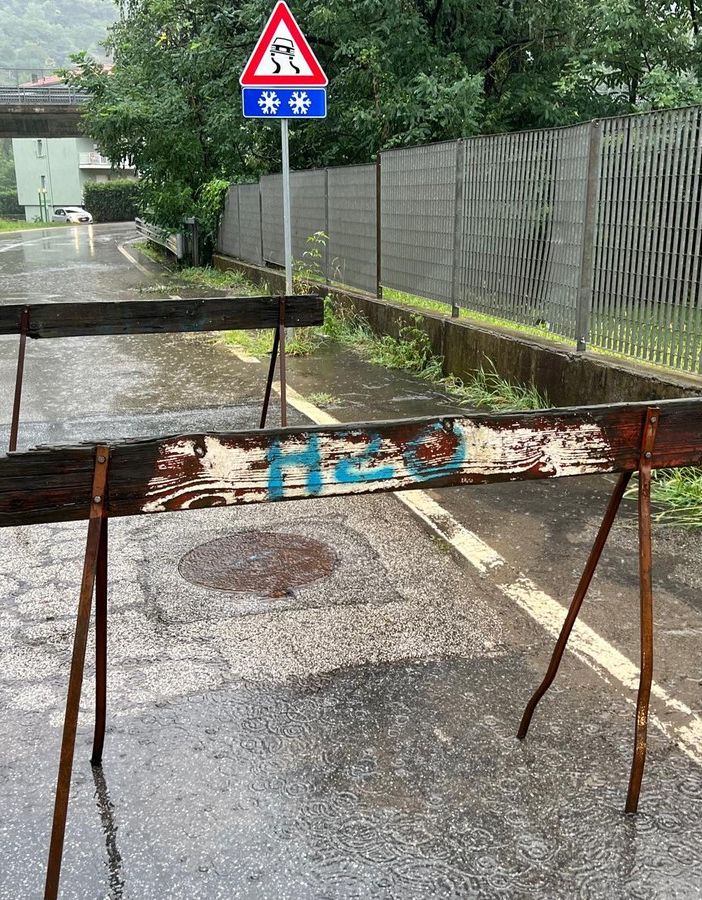 Ancora un allagamento in via alle Brughiere: &quot;Situazione pericolosa, serve intervento di Acqua Novara Vco&quot; FOTO E VIDEO