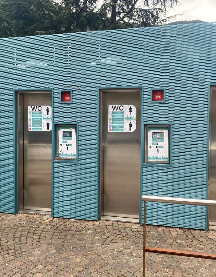 Disservizi ai bagni pubblici di Omegna: utenti segnalano problemi