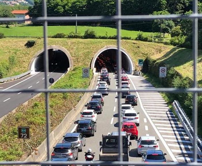 Blackout nella galleria di Brovello Carpugnino: questa mattina automobilisti senza luce