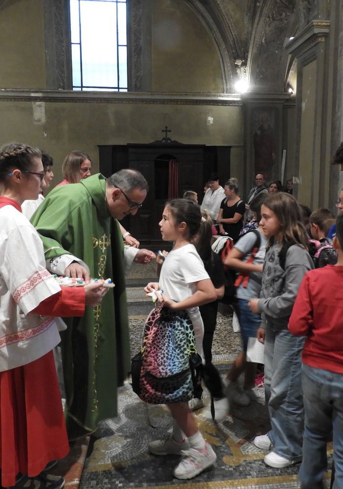 Ad Omegna la tradizionale benedizione di zaini e libri