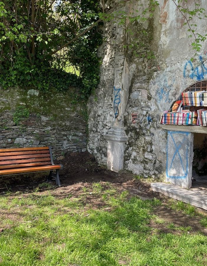 La mini biblioteca all’aperto di Biganzolo si è dotata anche di una panchina