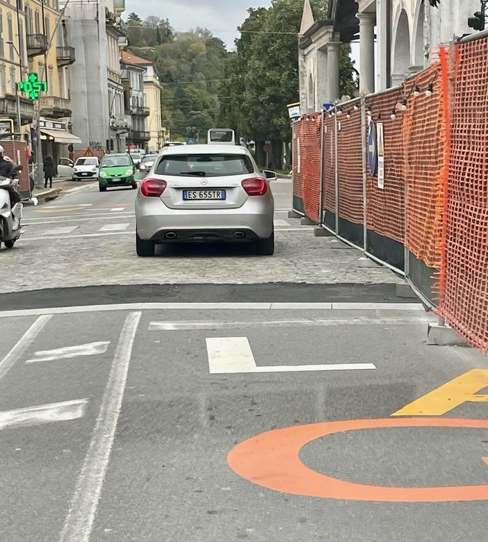 Rattoppato un buco sull’asfalto che creava disagi in centro a Intra