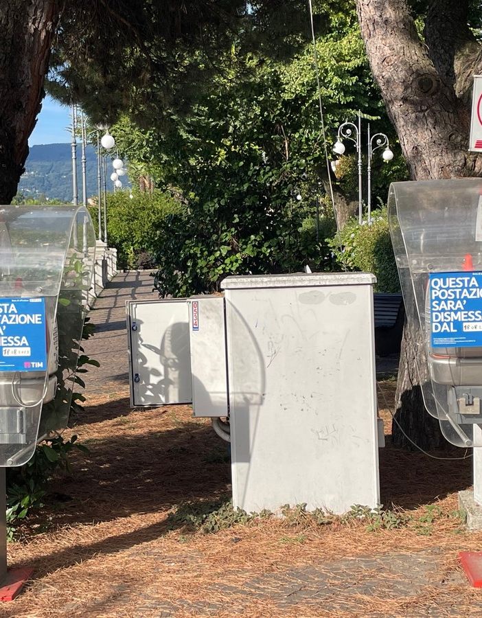 I telefoni pubblici di piazza Aldo Moro e sul lungolago “in pensione” a metà agosto