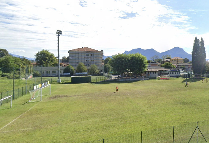 Erba sintetica anche sul campetto di calcio di Suna