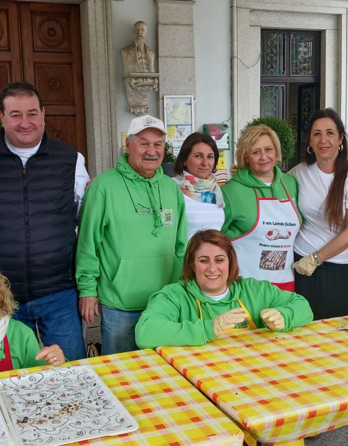 Tantissimi dolci per beneficenza: raccolti 800 euro