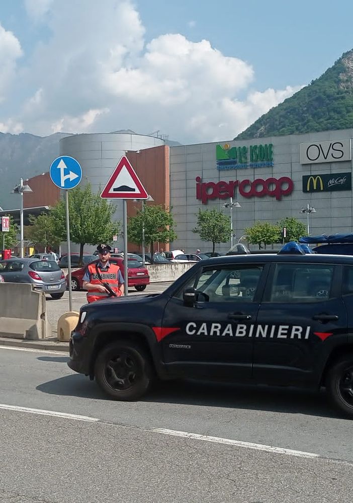 Carabinieri denunciano una donna per tentato furto di scarpe
