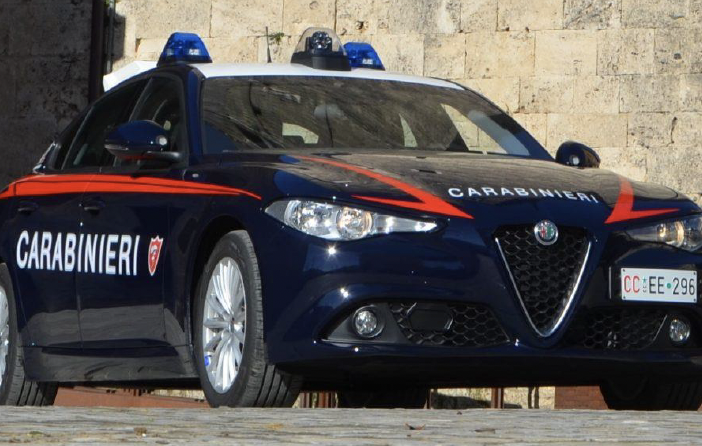 Fugge ad un posto di blocco, cade e viene raggiunto. Doveva essere ai domiciliari