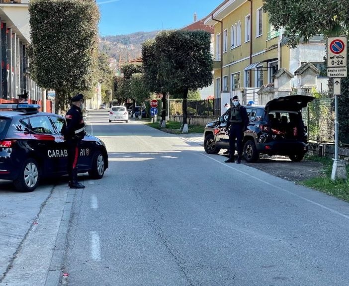 Entra in una casa mentre i proprietari riposano sul divano, ruba un portafogli e fugge. Arrestato dai Carabinieri