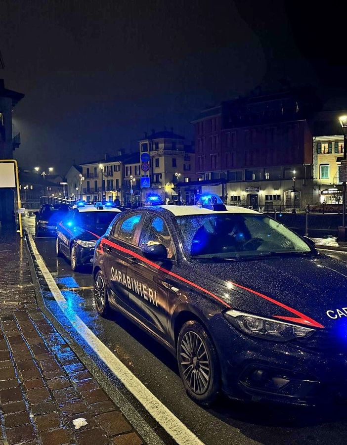 Omegna: controlli nei locali del centro, denunciato un giovane per possesso di un coltello