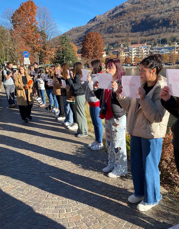 Violenza sulle donne, una catena umana sul lungolago FOTO