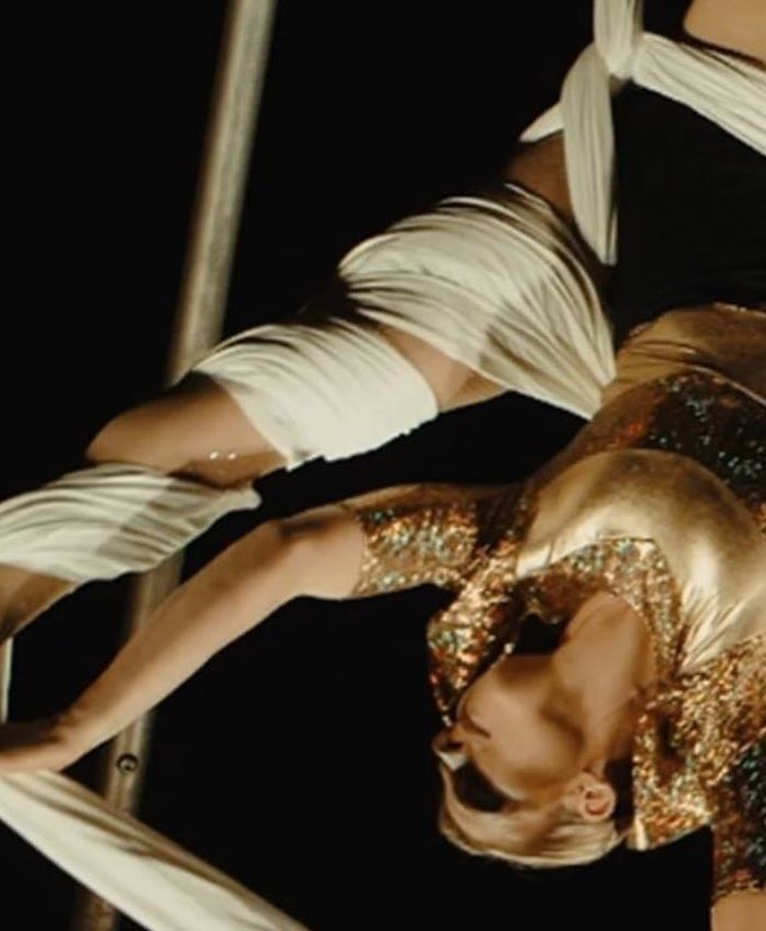 Danza aerea nella piazza di Baveno