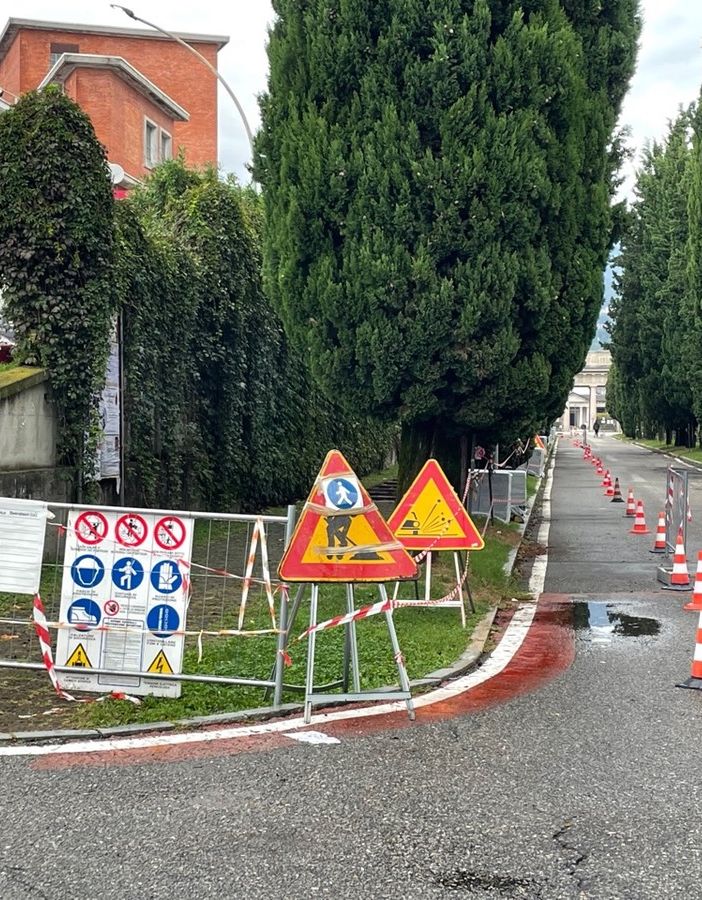 Proseguono i lavori di riqualificazione del marciapiede che porta al cimitero di Pallanza