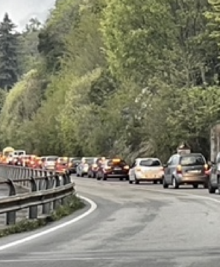 Divelto un palo Enel lungo la strada 34 del lago Maggiore: lunghissime code