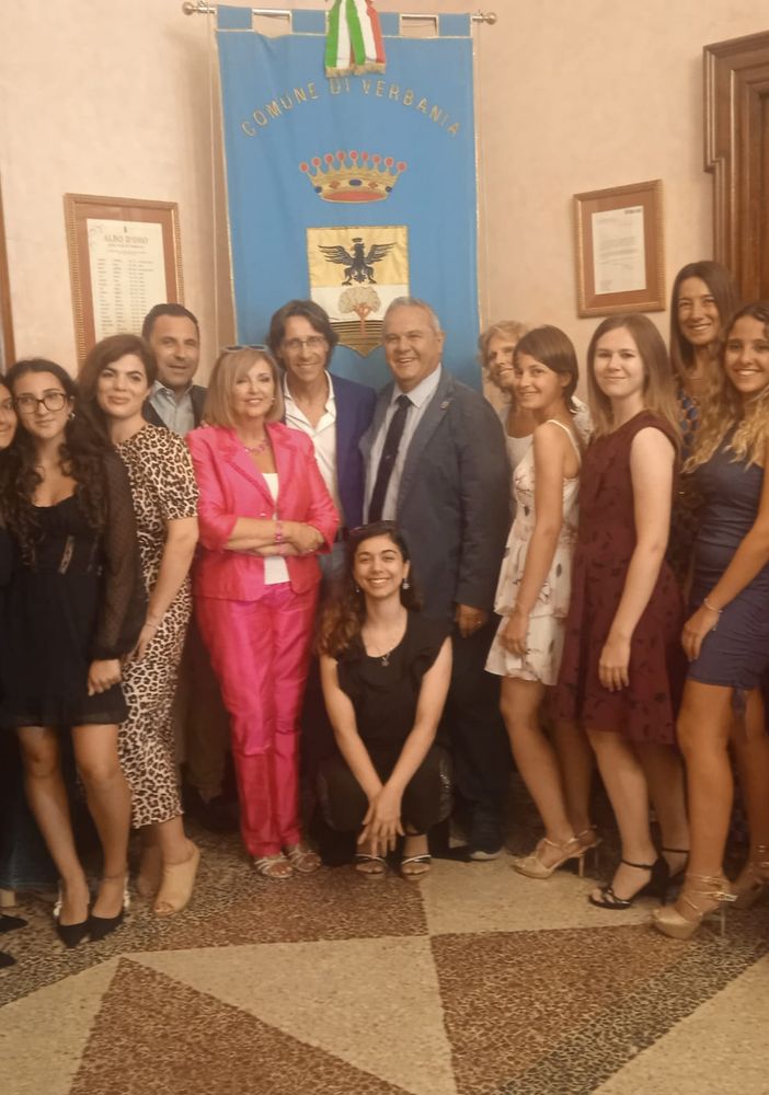 Al Ballo delle Debuttanti con le scarpe rosse per simboleggiare la lotta contro il femminicidio