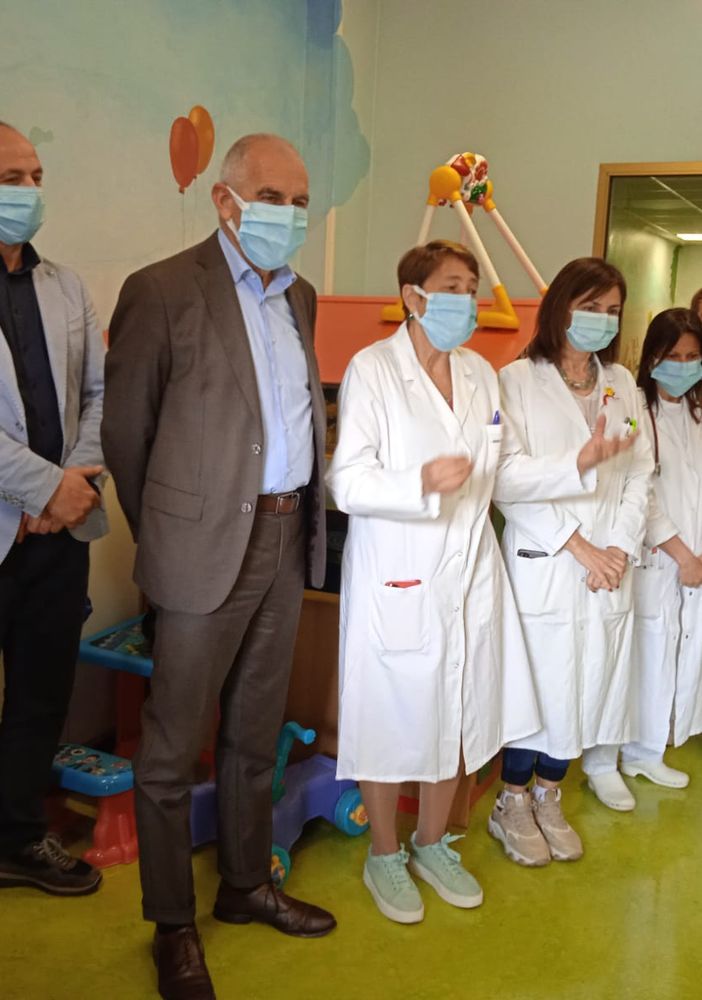 Quattro tablet donati da Avis alla Pediatria dell'ospedale Castelli