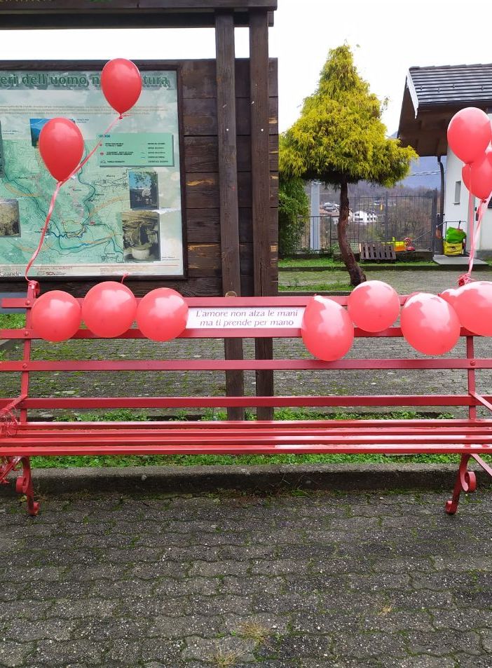 A Cossogno dei palloncini rossi per la Giornata contro la violenza sulle donne