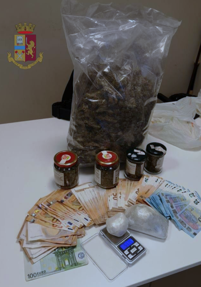 Aiuta un amico a traslocare ma sul furgone la Polizia trova nascosti 1 chilo di marijuana e 50 grammi di cocaina